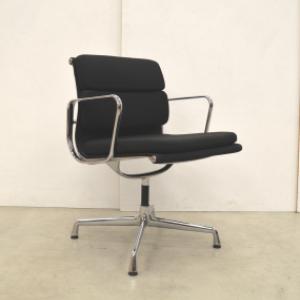 Vitra EA208 Soft Pad Chair Eames Interior Aksel Aachen Design