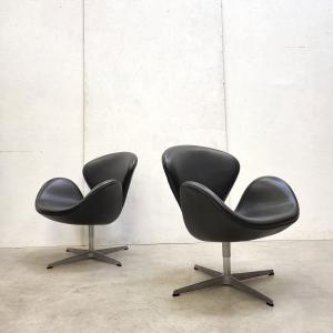 Arne Jacobsen Swan Chair Fritz Hansen Black Leather Interior Aksel Aachen Design Classics Klassiker München Paris NY Sell Buy Vintage