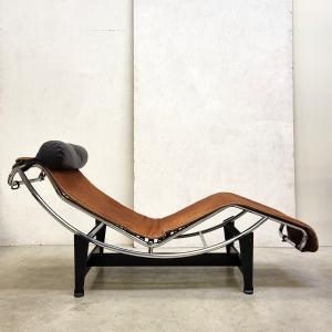 Cassina LC4 Pony Hide Chaise Longue Le Corbusier Vintage Interior Aksel Ankauf Klassiker NY Brussel Amsterdam Paris 