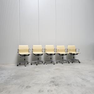 Vitra EA117 Alu Office Chair Charles Eames Leather Leder Sand Interior Aksel Aachen Design Vintage NYC Paris London Monaco Dubai